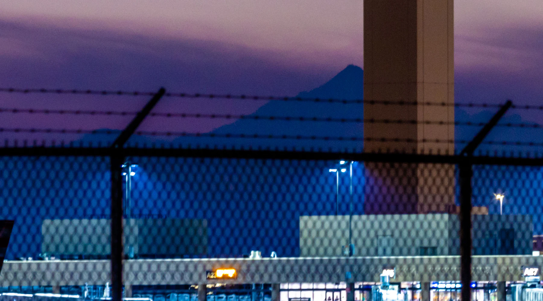 Tower eines Flughafens in der Abenddämmerung