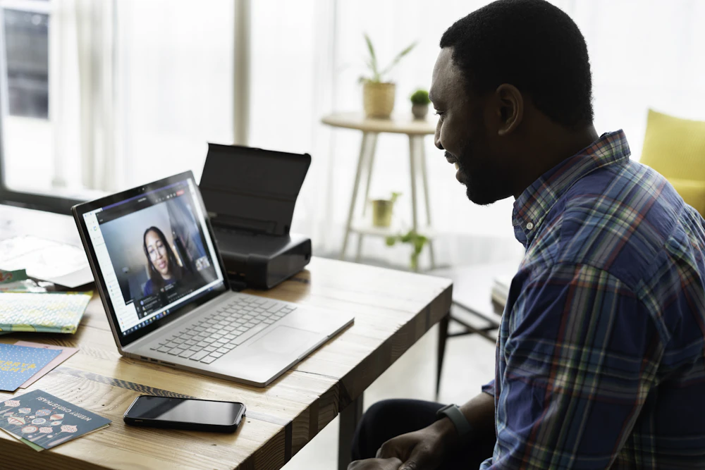 Video-Call zwischen Coach und Kundin am Laptop